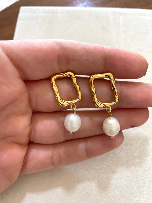 Rectangular earrings with pearl